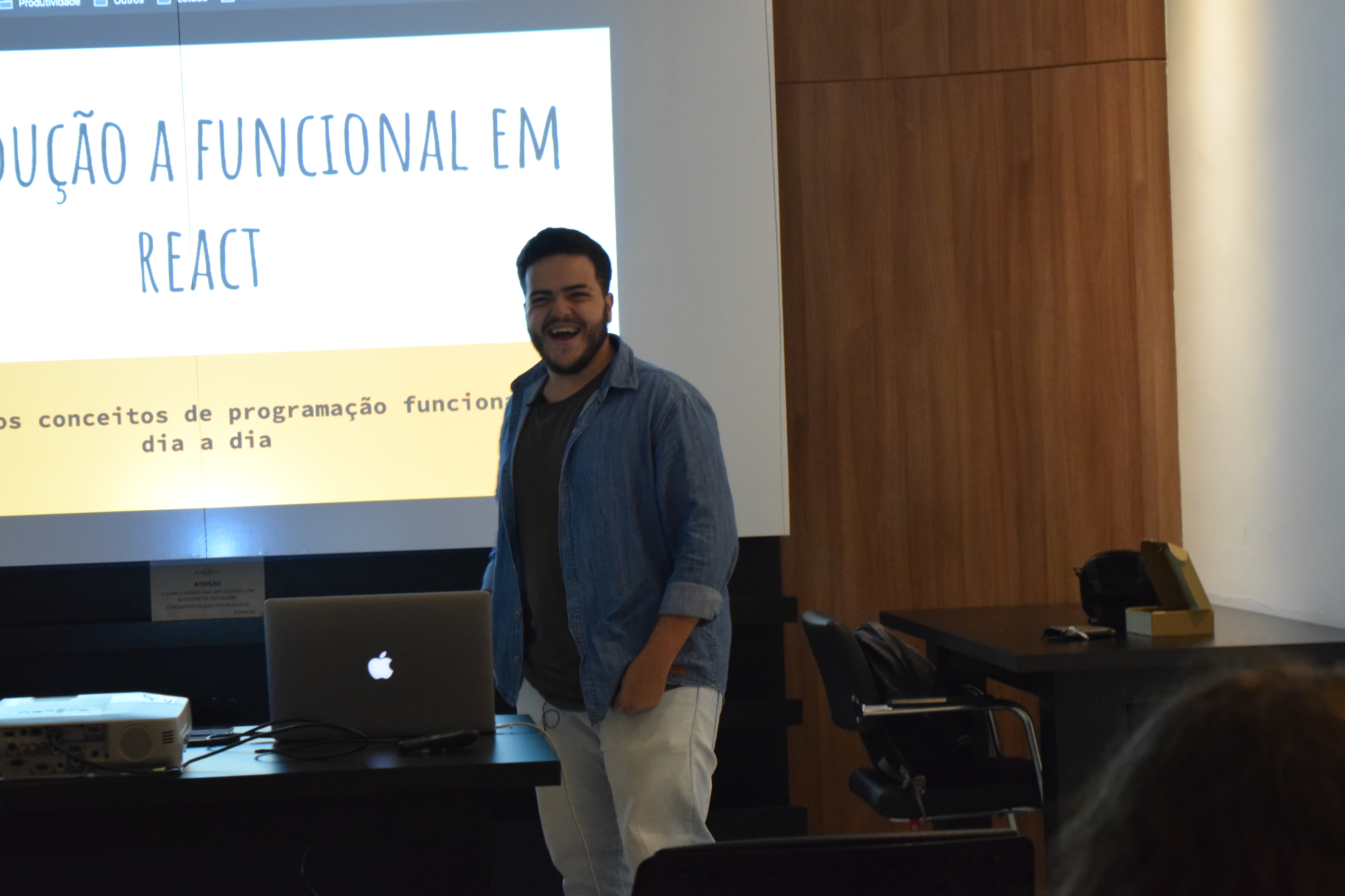 Foto minha apresentando uma palestra sobre "Introdução a funcional em React"